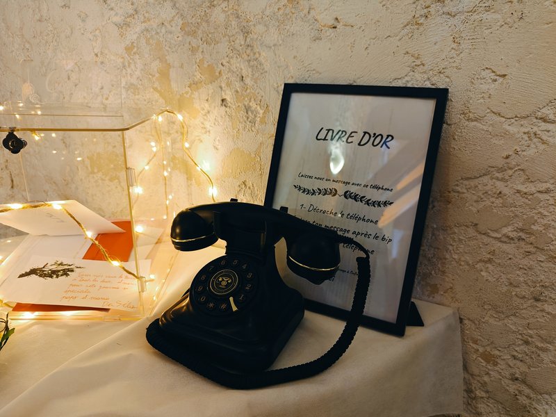 Téléphone vintage du livre d'or audio avec cadre lumineux