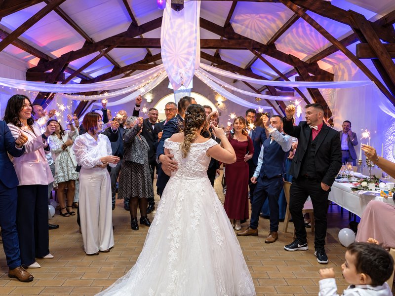 Entrée des mariés sous les cierges magiques, entourés de leurs invités