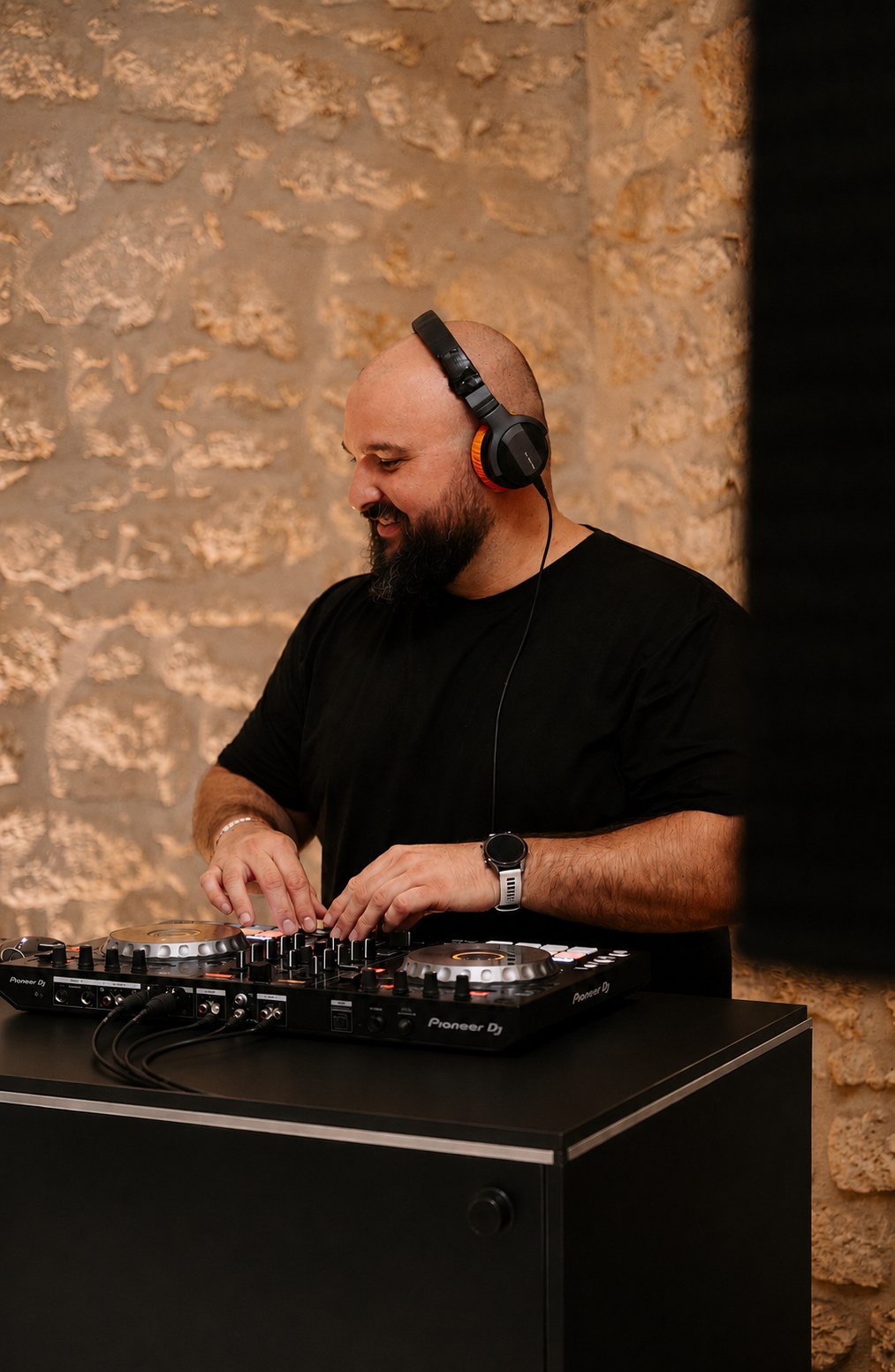 Yoan, fondateur de YLC Événement, en train de mixer derrière ses platines