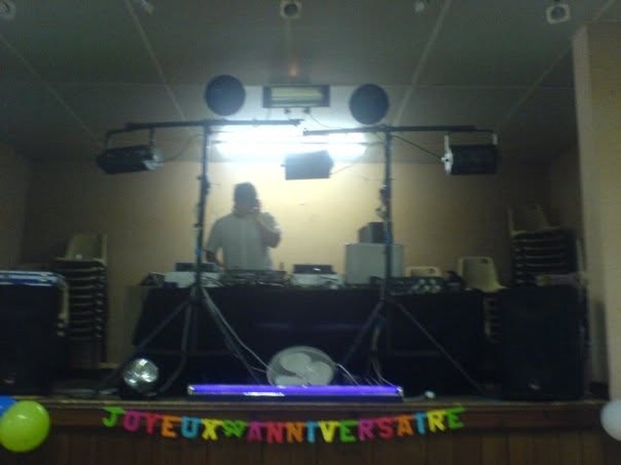 Matériel DJ utilisé en 2009, sonorisation et éclairage basiques pour un anniversaire