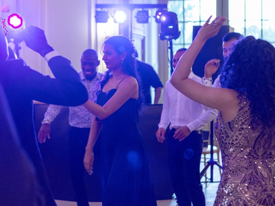 Invités dansant lors d'une soirée privée avec jeux de lumière violets