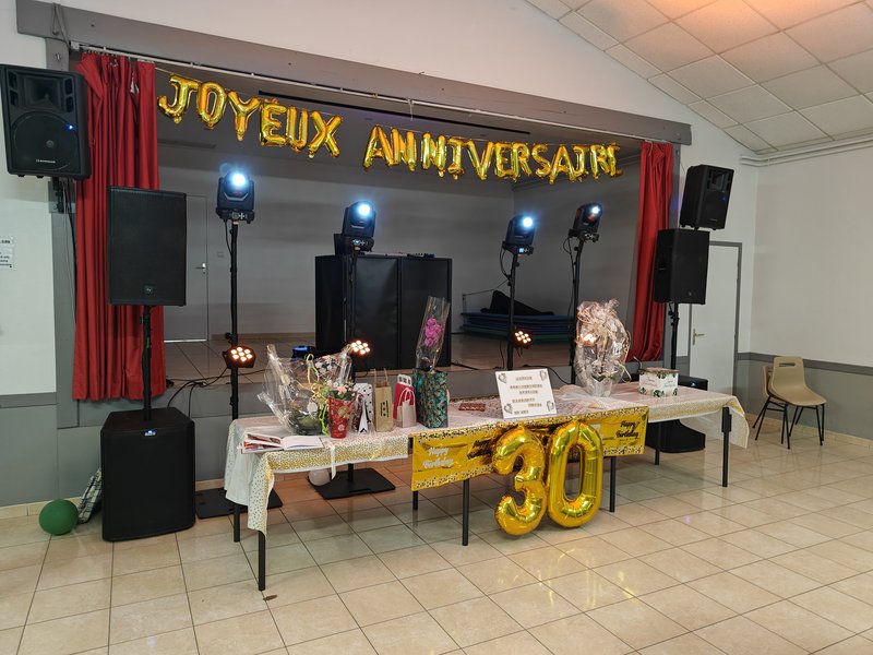 Décoration d'anniversaire avec ballons dorés 30 ans et sonorisation professionnelle en salle
