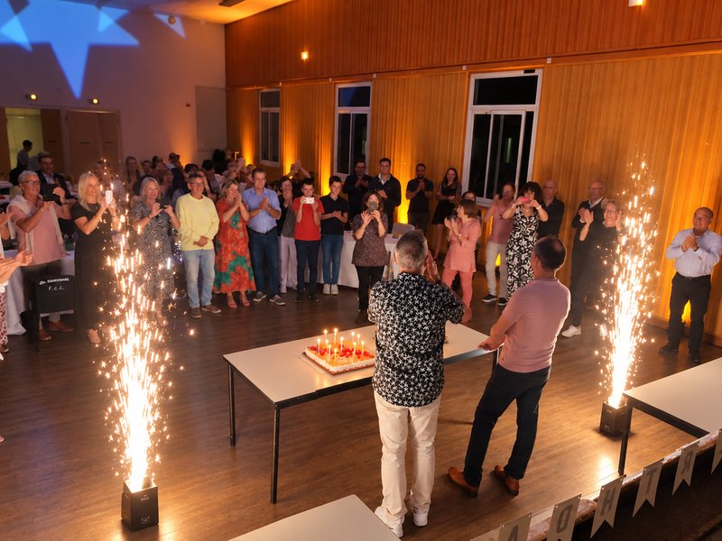 Fontaines d'étincelles encadrant le gâteau lors d'un anniversaire