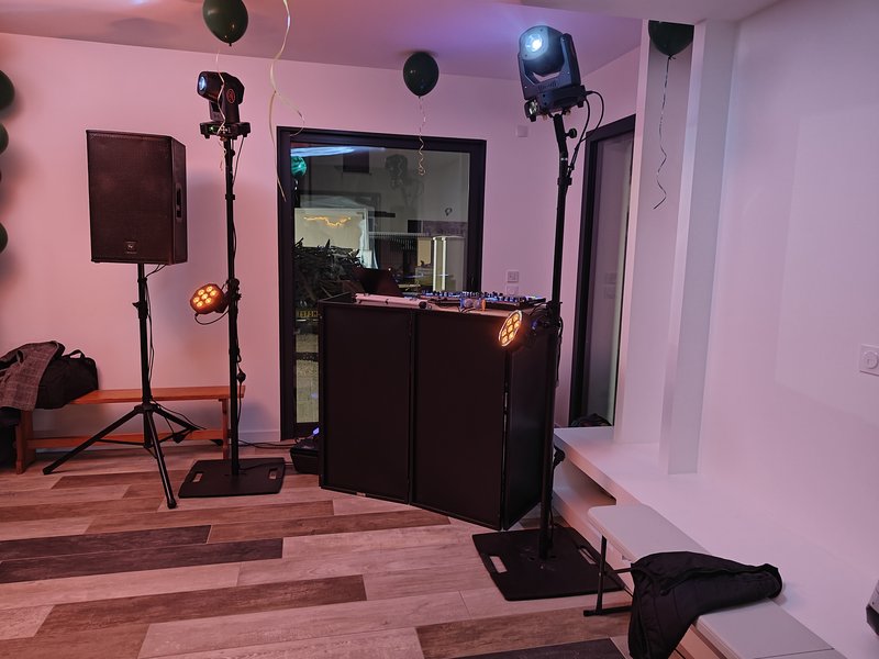 Installation DJ avec ballons pour une soirée entre amis