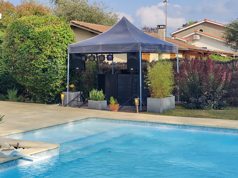 Installation DJ sous tente au bord de la piscine pour une crémaillère