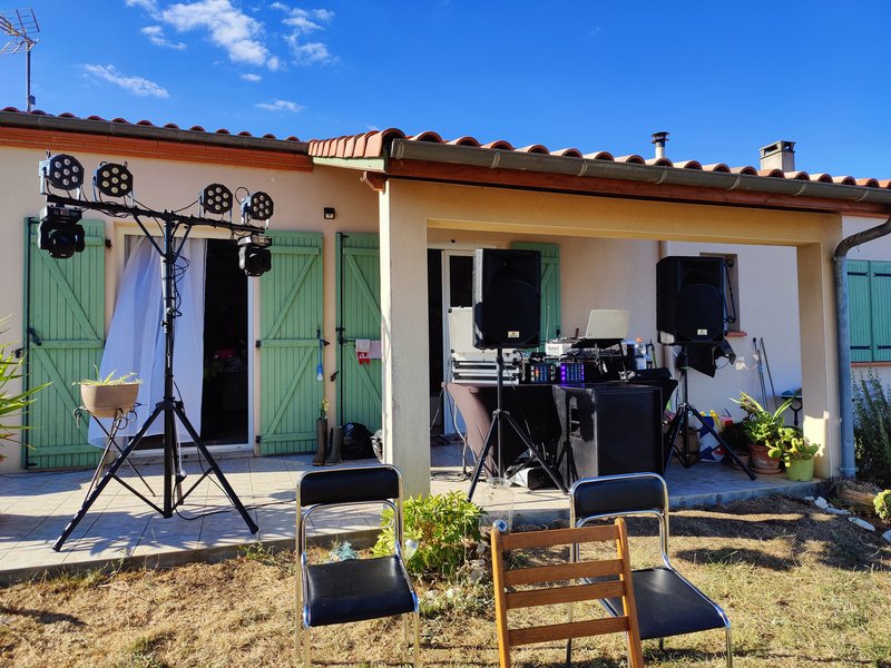 Installation DJ en extérieur sur terrasse pour une fête de famille