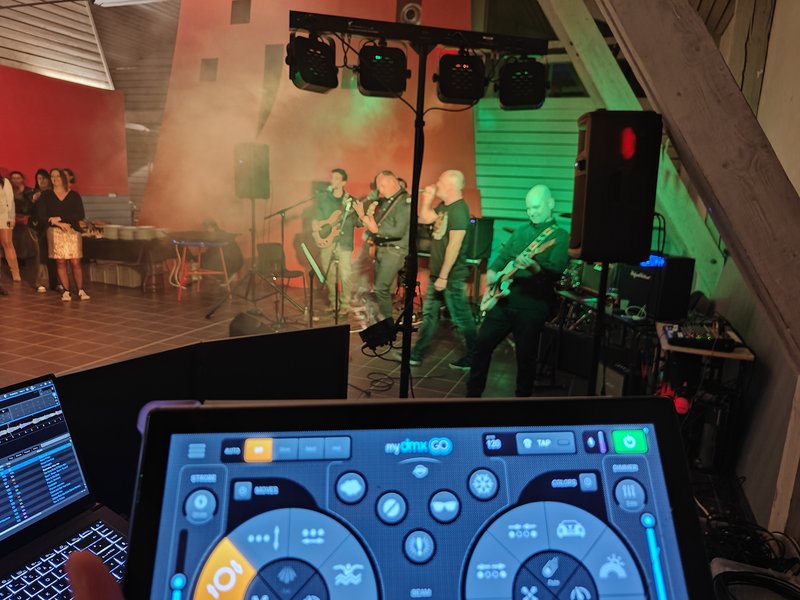 Contrôle des jeux de lumière DMX devant un groupe live lors d'une soirée à thème