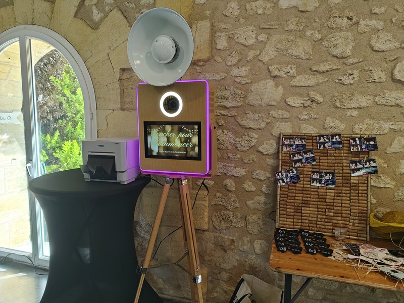 Cabine photobooth avec écran tactile installée lors d'une réception