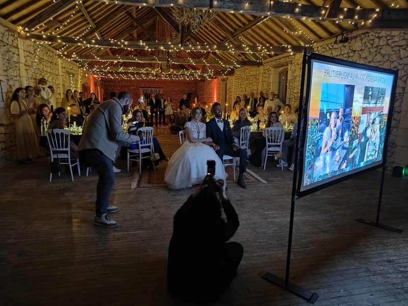 Vidéoprojection d'un diaporama souvenir devant les invités lors d'un mariage